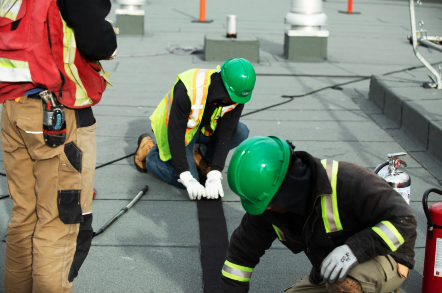 roofing-contractors-getting-started commercial roofers working